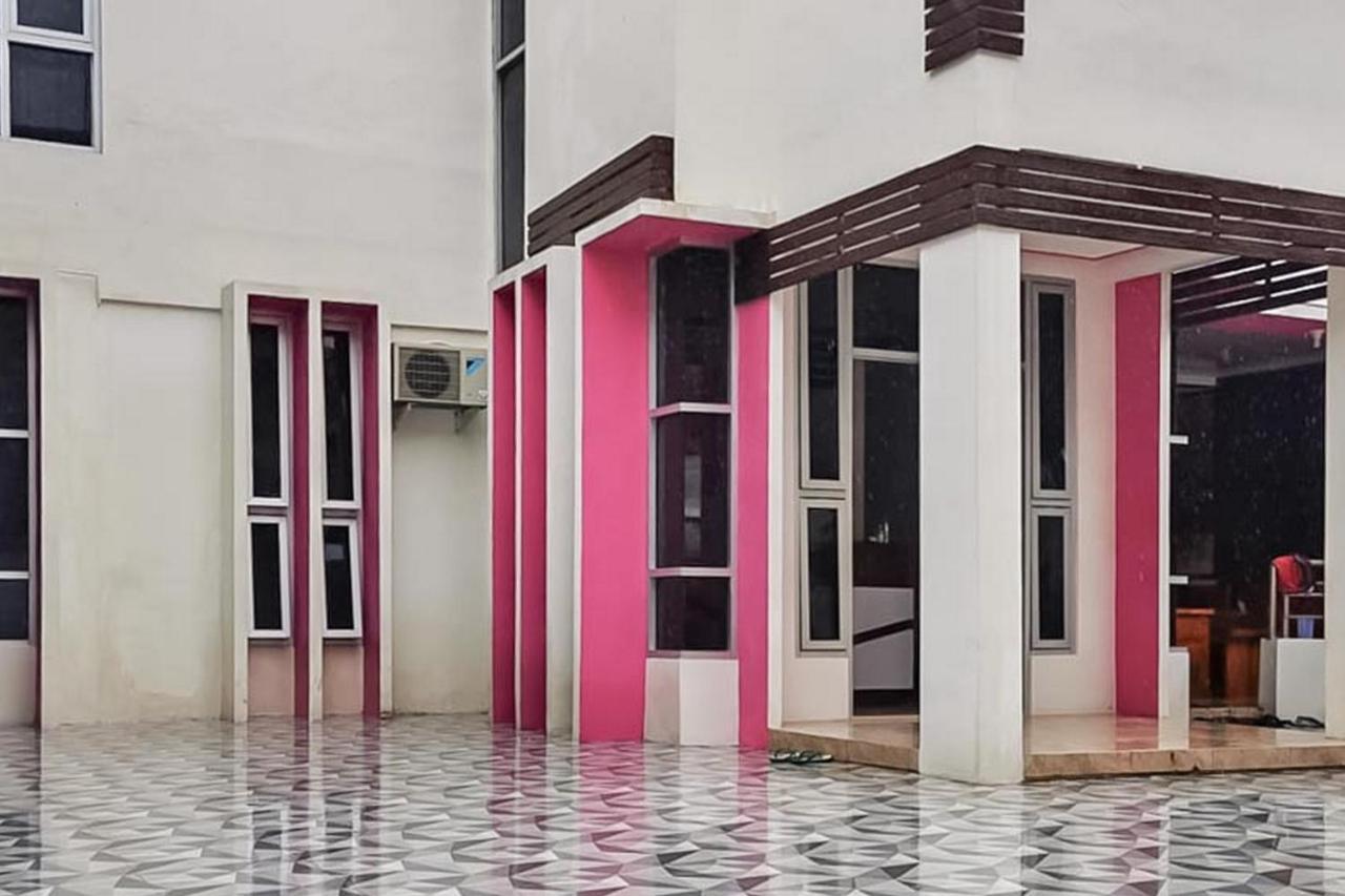 Reddoorz Plus @ Taman Madiun Kültér fotó