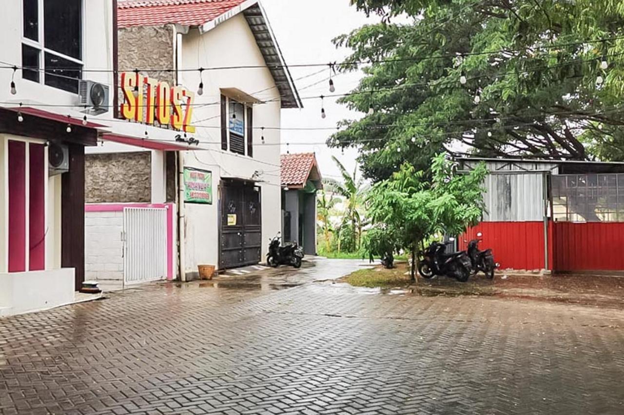 Reddoorz Plus @ Taman Madiun Kültér fotó